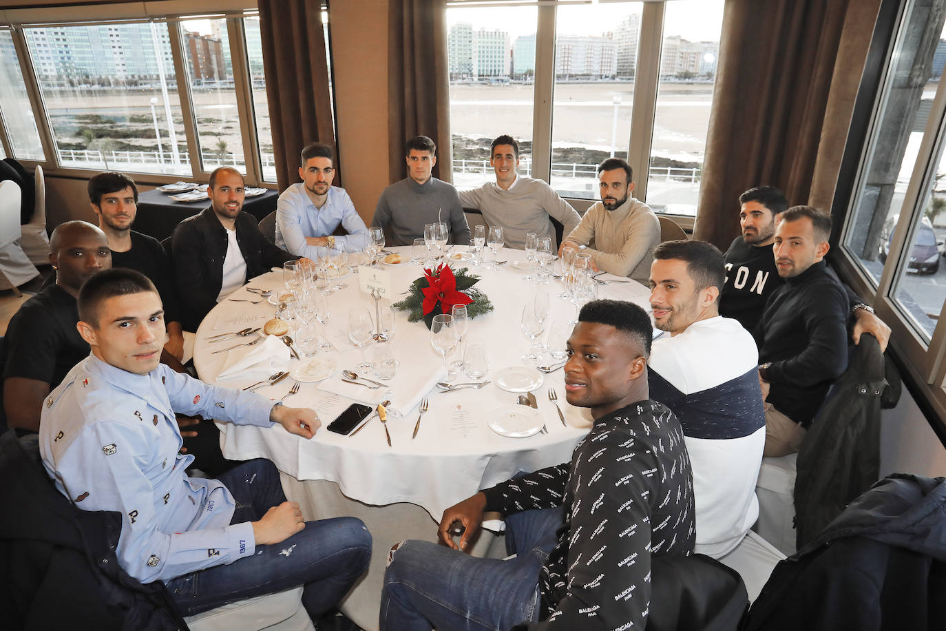 Los jugadores y las jugadoras del Sporting han compartido con la directiva la tradicional comida de Navidad en un hotel de Gijón.