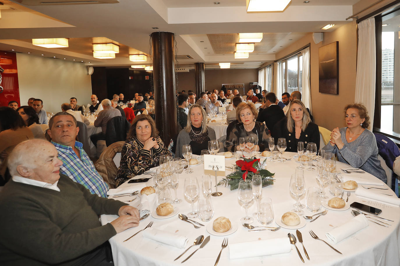 Los jugadores y las jugadoras del Sporting han compartido con la directiva la tradicional comida de Navidad en un hotel de Gijón.