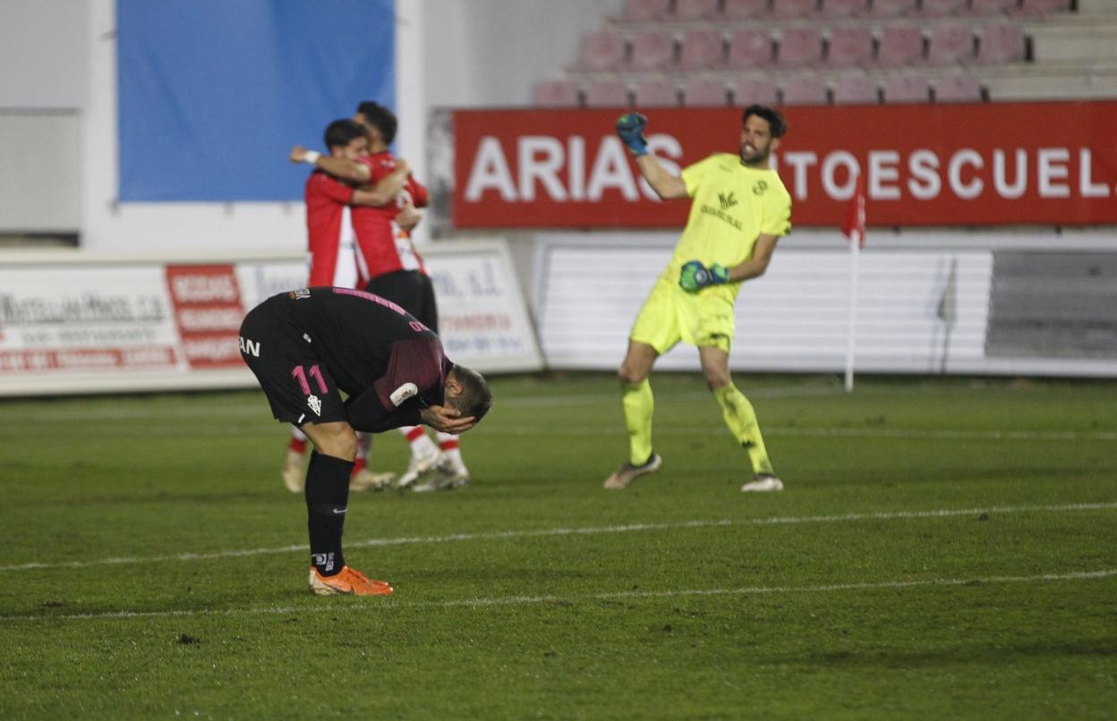 Isma Cerro se lamenta después del pitido final, con tres jugadores del Zamora celebrando el triunfo.