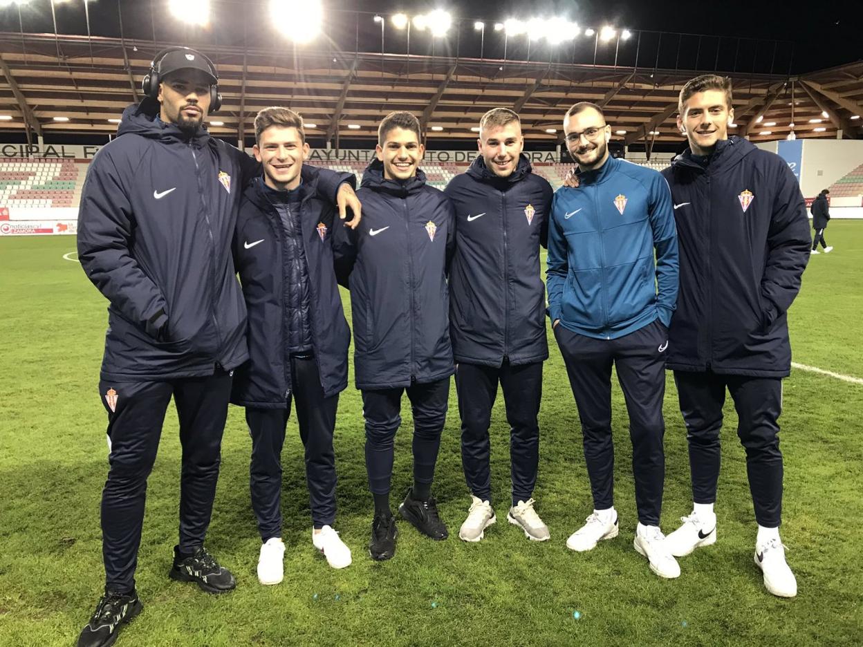 Christian Joel, Espeso, Berto, César García, Aizpiri y Gragera, los seis jugadores del filial convocados, antes del comienzo del partido. 