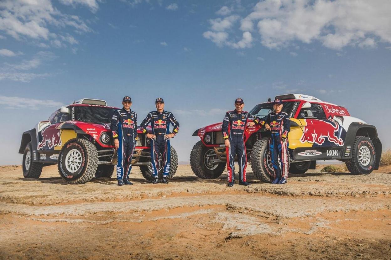 Carlos Sainz, a la derecha, y su copiloto Lucas Cruz, junto al Mini. 