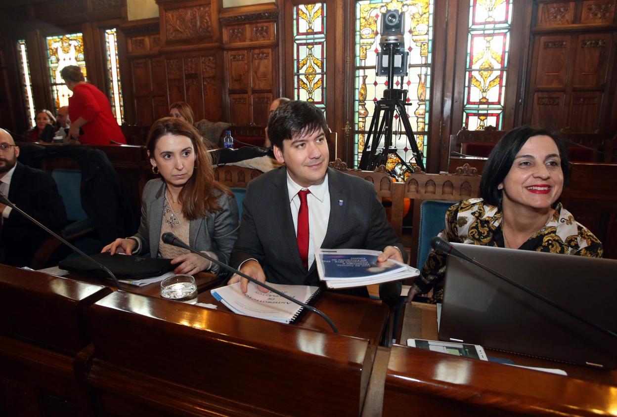 Borja Sánchez junto a Cristina González y Beatriz en la Comisión de Hacienda en la Junta General del Principado 