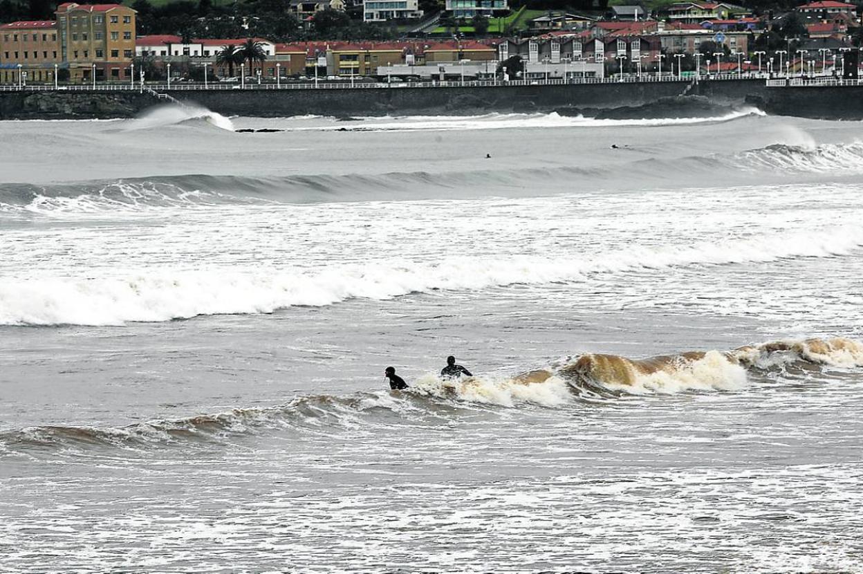 Las lluvias vuelven a teñir de marrón la playa de San Lorenzo