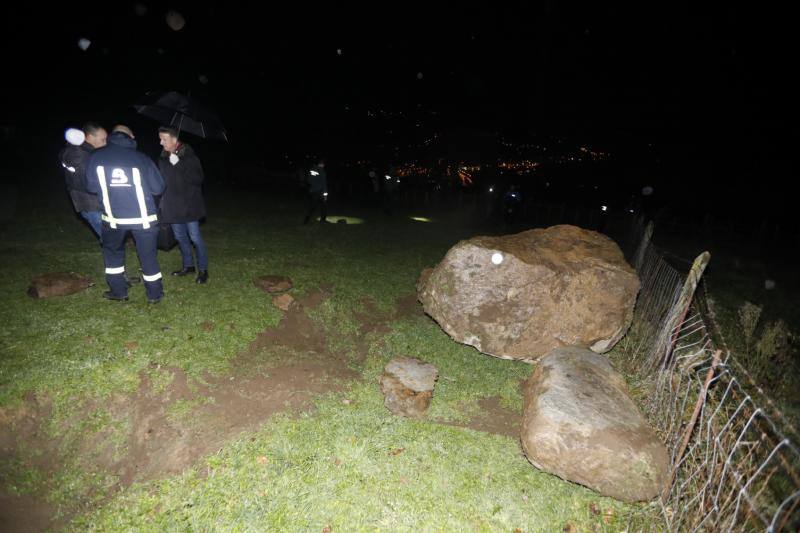 El suceso se produjo en la localidad de Boo y la víctima no pudo evitar la gran cantidad de tierra y rocas que se desprendieron de la ladera cuando paseaba por la zona.