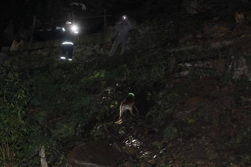 El suceso se produjo en la localidad de Boo y la víctima no pudo evitar la gran cantidad de tierra y rocas que se desprendieron de la ladera cuando paseaba por la zona.