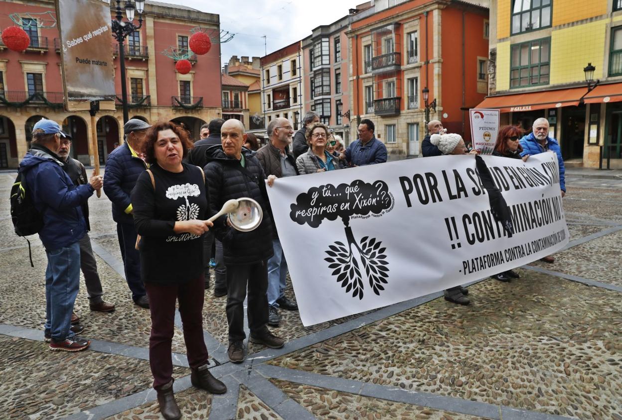 Concentración en la plaza Mayor de la Plataforma Contra la Contaminación de Xixón, coincidiendo con el consejo sectorial. 