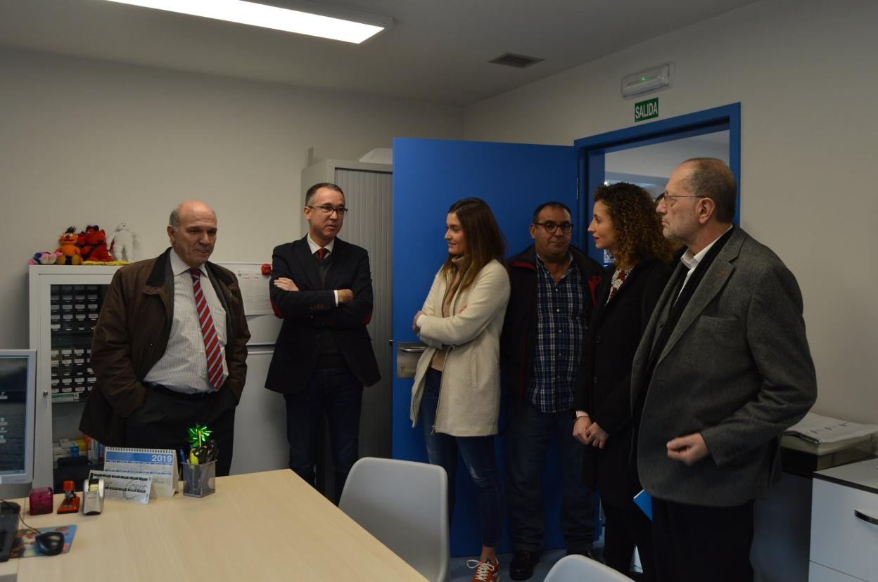 Carlos Pintado, Pablo Fernández y Gemma Álvarez visitan el consultorio, junto a miembros de la Corporación de Ibias. 