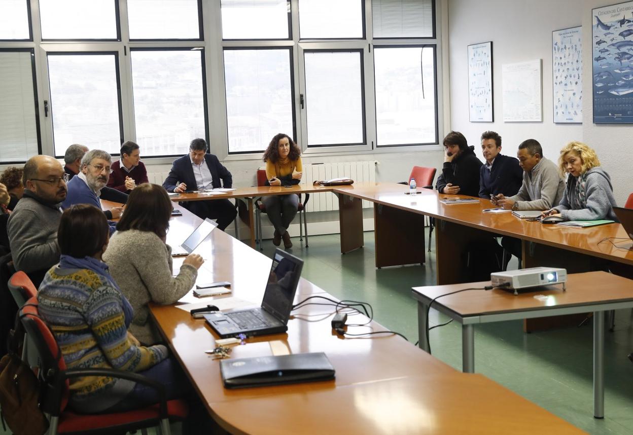 El director de Pesca, con traje, encabeza la reunión de Redepesca. 