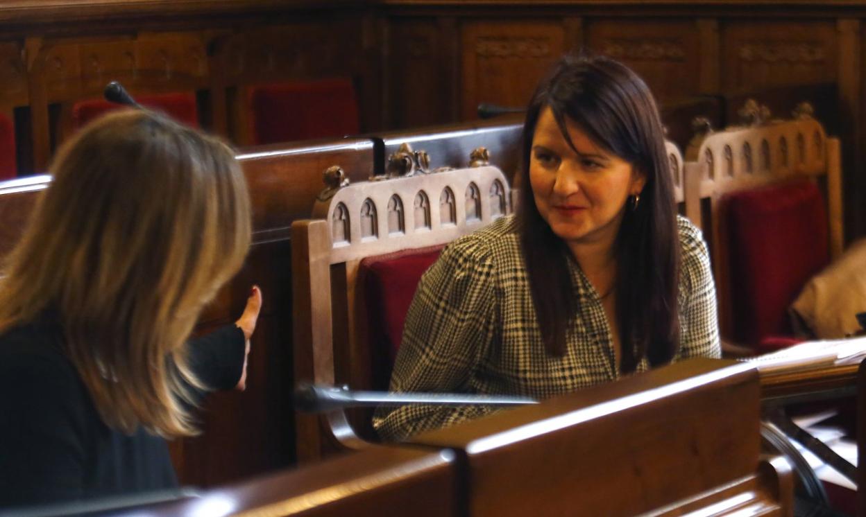 Laura Pérez Macho, de Ciudadanos, conversa con Ángela Vallina, de IU, durante la Comisión de Hacienda. 