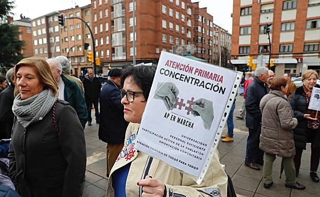 Protesta frente al centro de salud de El Llano contra los recortes en sanidad.