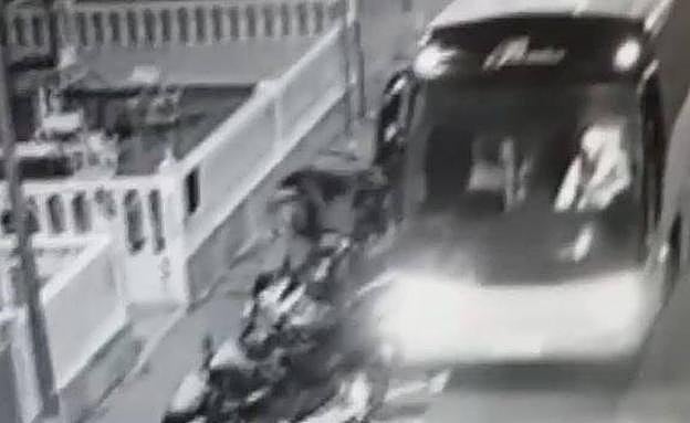 Roba un autobús y arrolla varios coches y motos en su huida