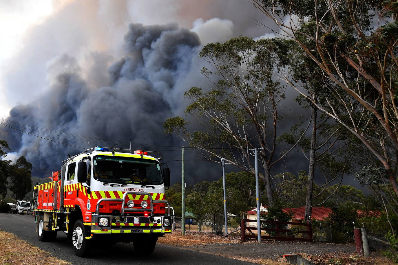 El humo se acerca a la autopista cerca de Tahmoor, a 100 kilómetros de Sidney