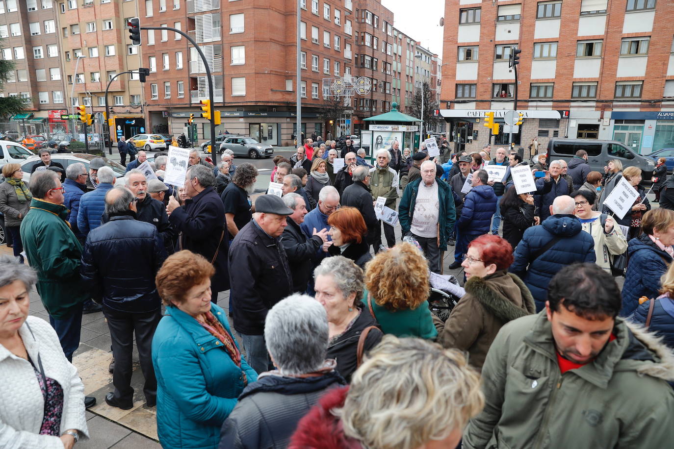 Un centenar de vecinos de El Llano, profesionales y colectivos sindicales y sociales se han concentrado frente al centro de salud para reclamar una sanidad de calidad y en contra de los recortes.