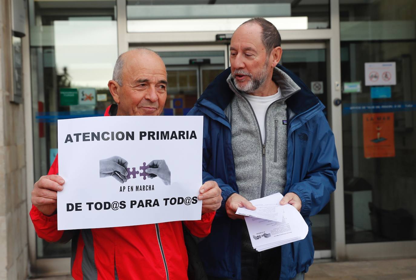 Un centenar de vecinos de El Llano, profesionales y colectivos sindicales y sociales se han concentrado frente al centro de salud para reclamar una sanidad de calidad y en contra de los recortes.