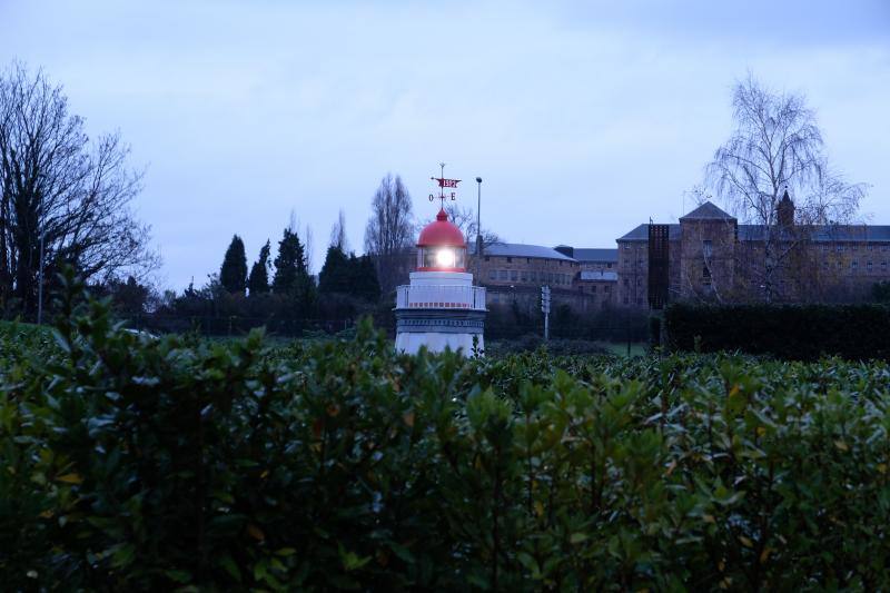 El espacio divulgativo estrena como novedades una réplica del faro del cabo Torres que se ubica en el centro del laberinto de laurel. El Botánico ha presentado también nuevas actividades como las visitas guiadas sobre las especies invasoras, así como un belén monumental y muchos talleres dirigidos a todo tipo de público.