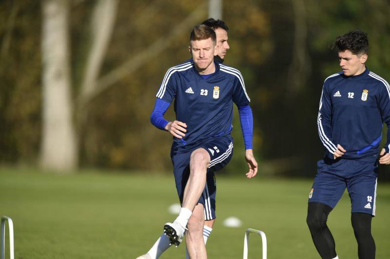 Los jugadores del Real Oviedo han entrenado este viernes para prepara el partido del sábado contra el Racing de Santander 