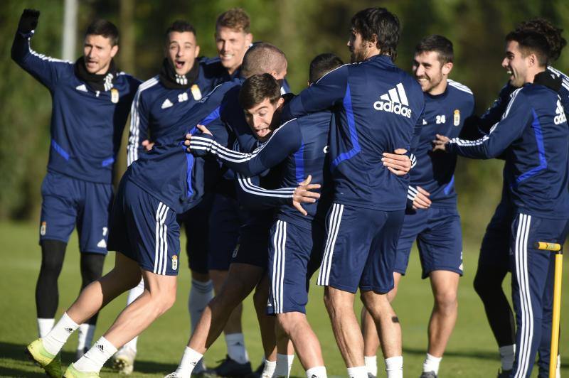 Los jugadores del Real Oviedo han entrenado este viernes para prepara el partido del sábado contra el Racing de Santander 