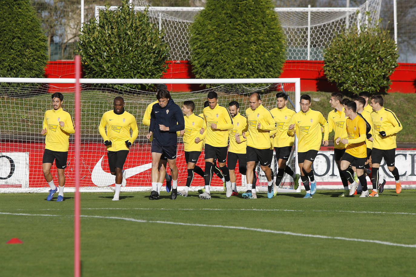 Los jugadores del Sporting han entrenado este viernes para tratar de sumar los tres puntos en el encuentro contra el Extremadura, que se celebra el sábado en El Molinón. 