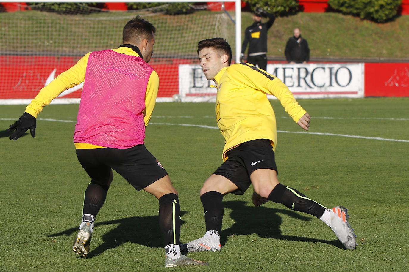 Los jugadores del Sporting han entrenado este viernes para tratar de sumar los tres puntos en el encuentro contra el Extremadura, que se celebra el sábado en El Molinón. 