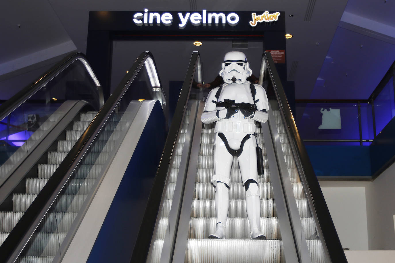 Los fans de Star Wars de Gijón han acudido al estreno de la última película de la saga, 'El ascenso de Skywalker', en los cines Yelmo caracterizados de sus personajes favoritos. 