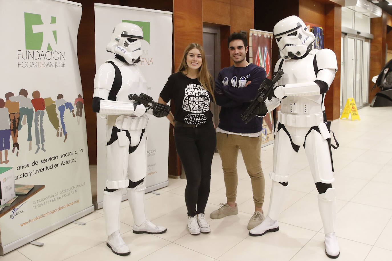 Los fans de Star Wars de Gijón han acudido al estreno de la última película de la saga, 'El ascenso de Skywalker', en los cines Yelmo caracterizados de sus personajes favoritos. 