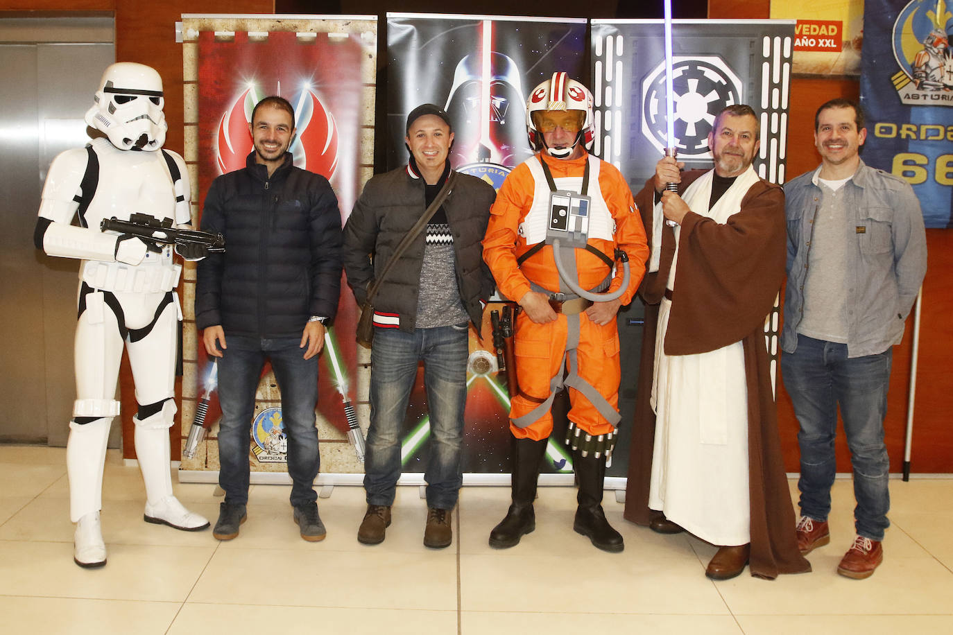 Los fans de Star Wars de Gijón han acudido al estreno de la última película de la saga, 'El ascenso de Skywalker', en los cines Yelmo caracterizados de sus personajes favoritos. 