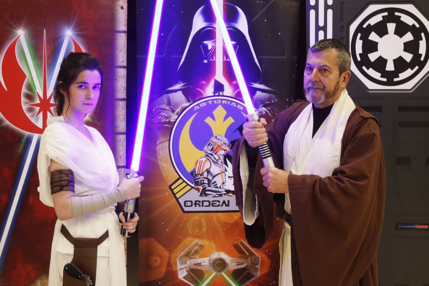 Los fans de Star Wars de Gijón han acudido al estreno de la última película de la saga, 'El ascenso de Skywalker', en los cines Yelmo caracterizados de sus personajes favoritos. 