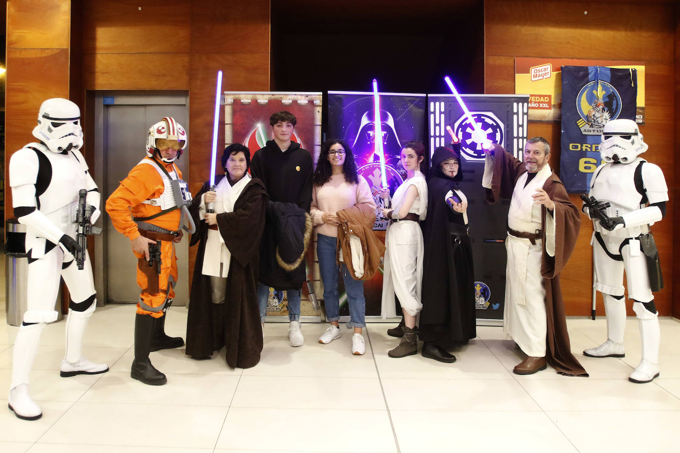 Los fans de Star Wars de Gijón han acudido al estreno de la última película de la saga, 'El ascenso de Skywalker', en los cines Yelmo caracterizados de sus personajes favoritos. 