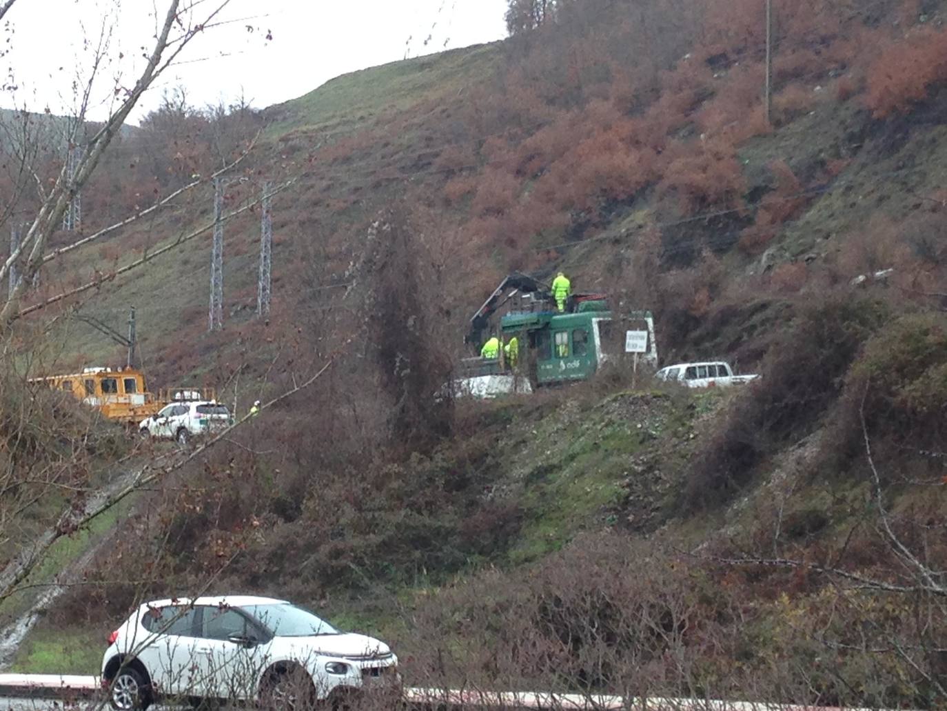 Fotos: Un argayo corta la vía ferroviaria entre Asturias y León