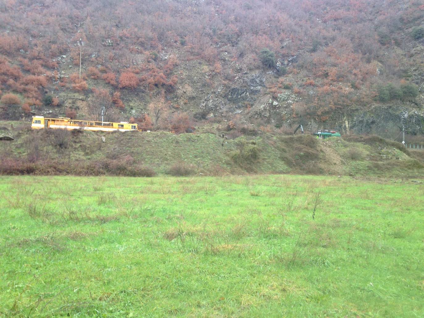 Fotos: Un argayo corta la vía ferroviaria entre Asturias y León