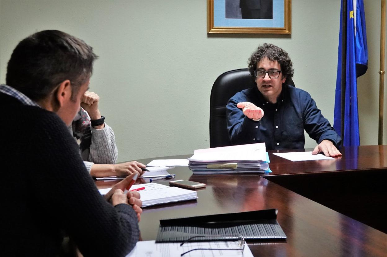 El alcalde, Félix Fernández, se dirige al portavoz popular, Carlos Salazar, durante el Pleno. 