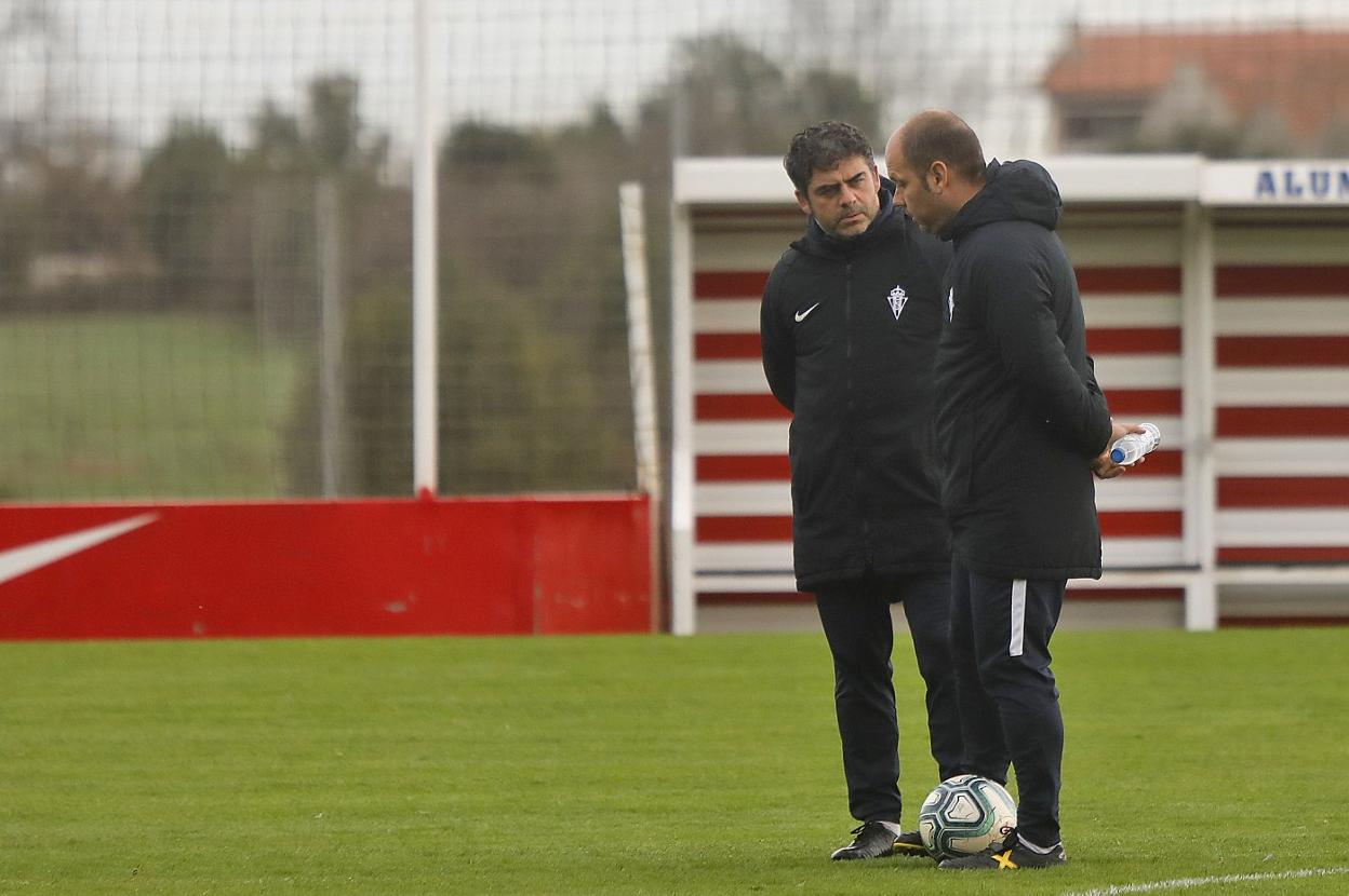 José Alberto López charla con Arturo Martínez durante los primeros minutos de la sesión a puerta cerrada de ayer.