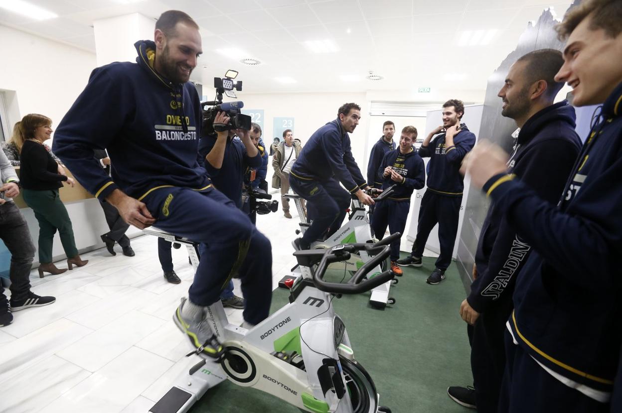 Óliver Arteaga y Víctor Pérez pedalean ante la atenta mirada del técnico Javi Rodríguez y del resto de sus compañeros. 