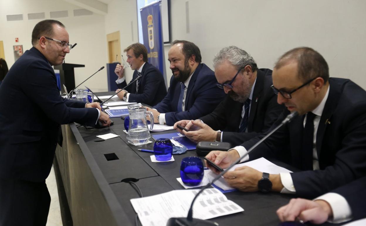 El concejal popular Mario Arias conversa con el presidente Jorge Fernández Vallina, antes del inicio de la junta.