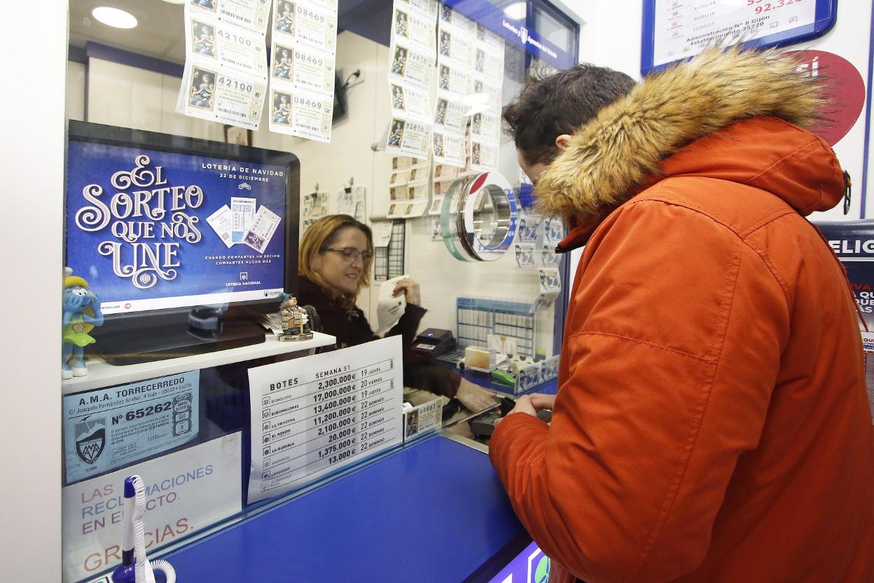 Compras de última hora, ayer, en una administración de Gijón.