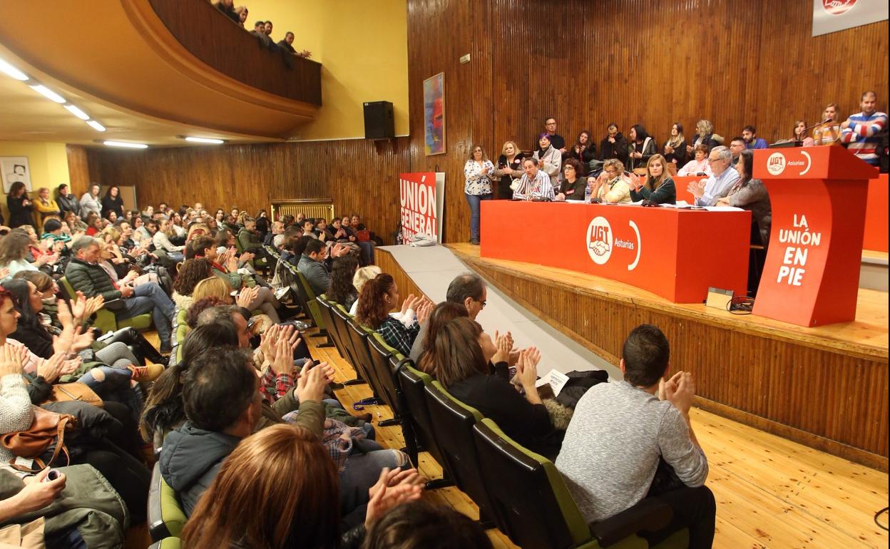 Última asamblea de trabajadores de los supermercados asturianos, el domingo, donde se ratificó la convocatoria de huelga. 