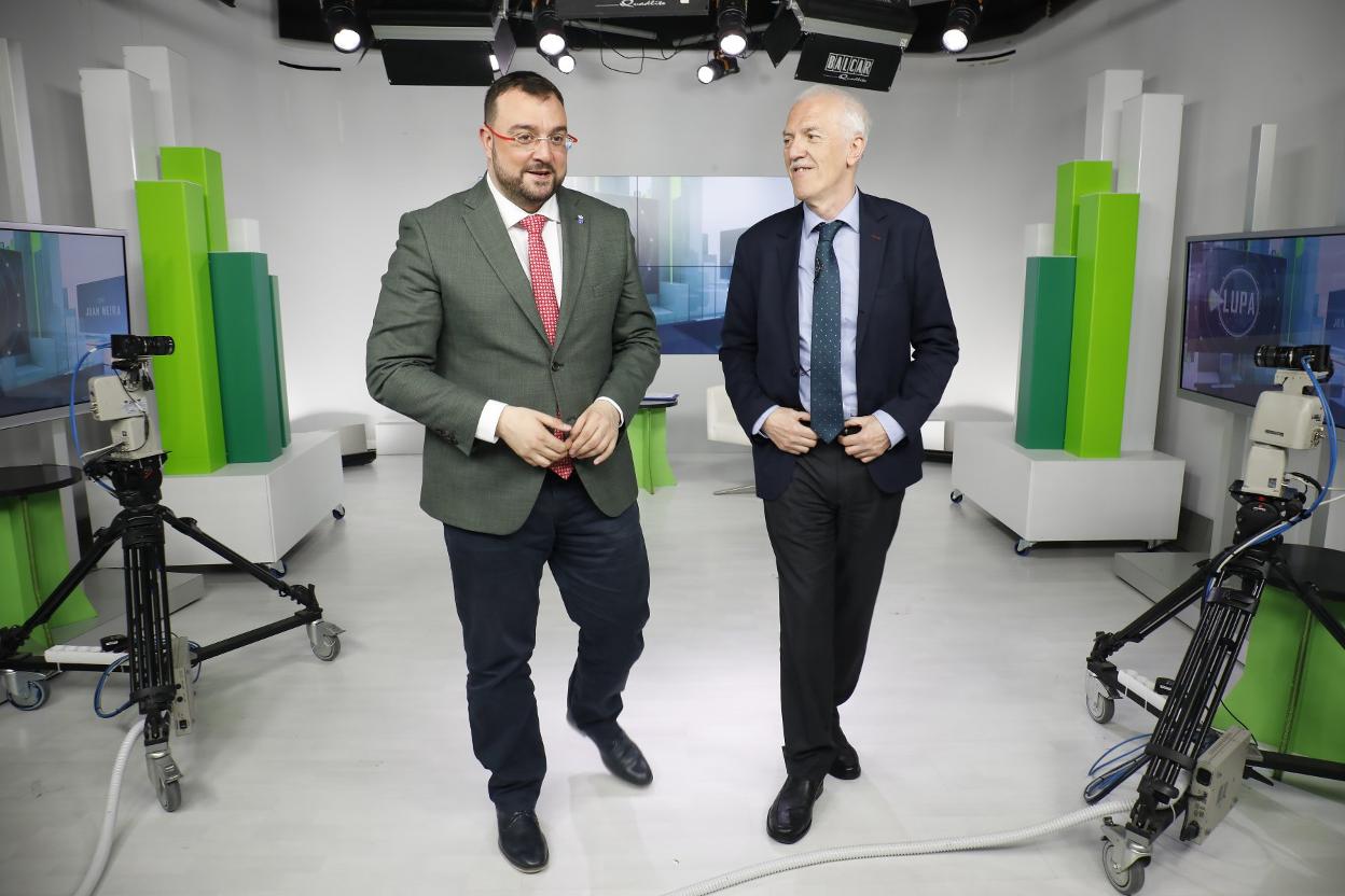 Adrián Barbón y Juan Neira, al término de la entrevista. 