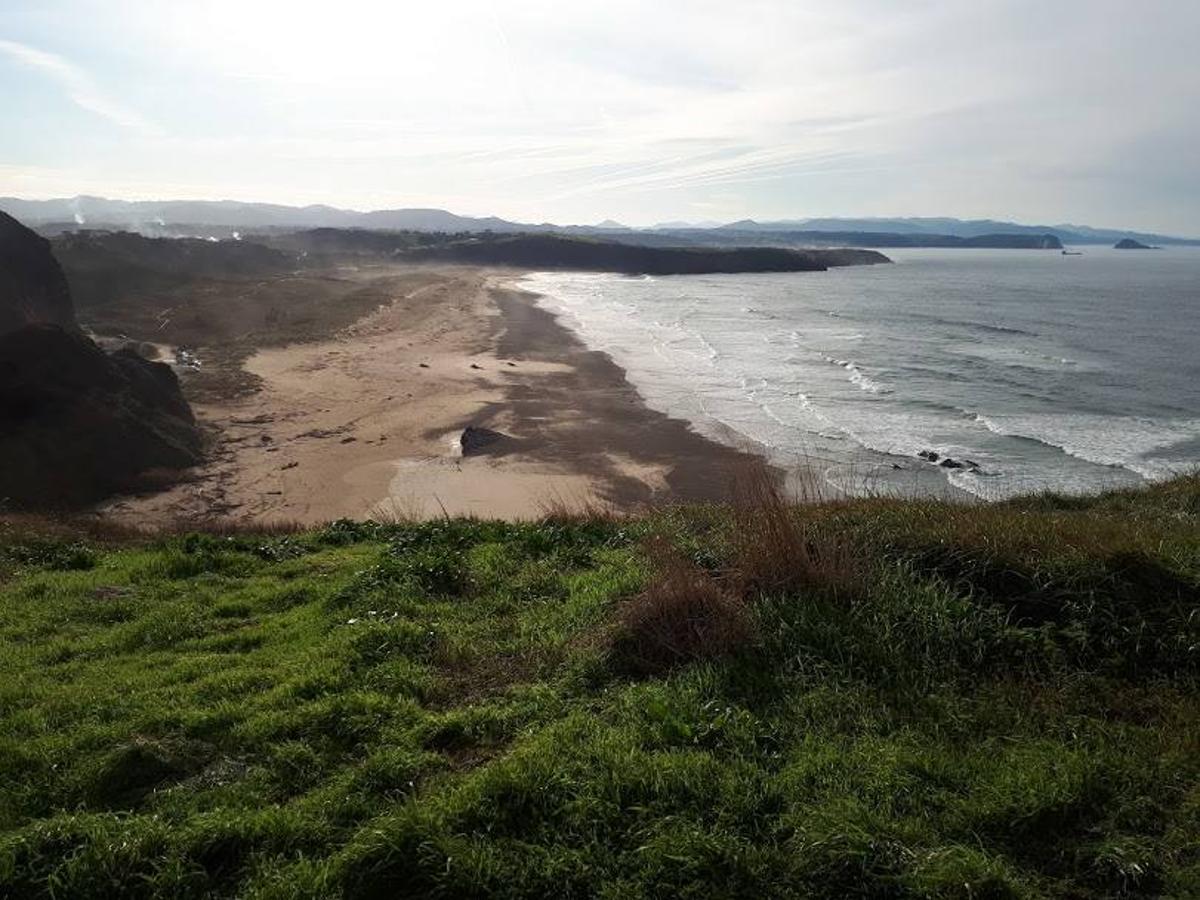 Fotos: Senderismo entre praderías, playas y acantilados