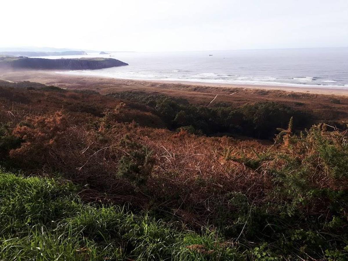 Fotos: Senderismo entre praderías, playas y acantilados