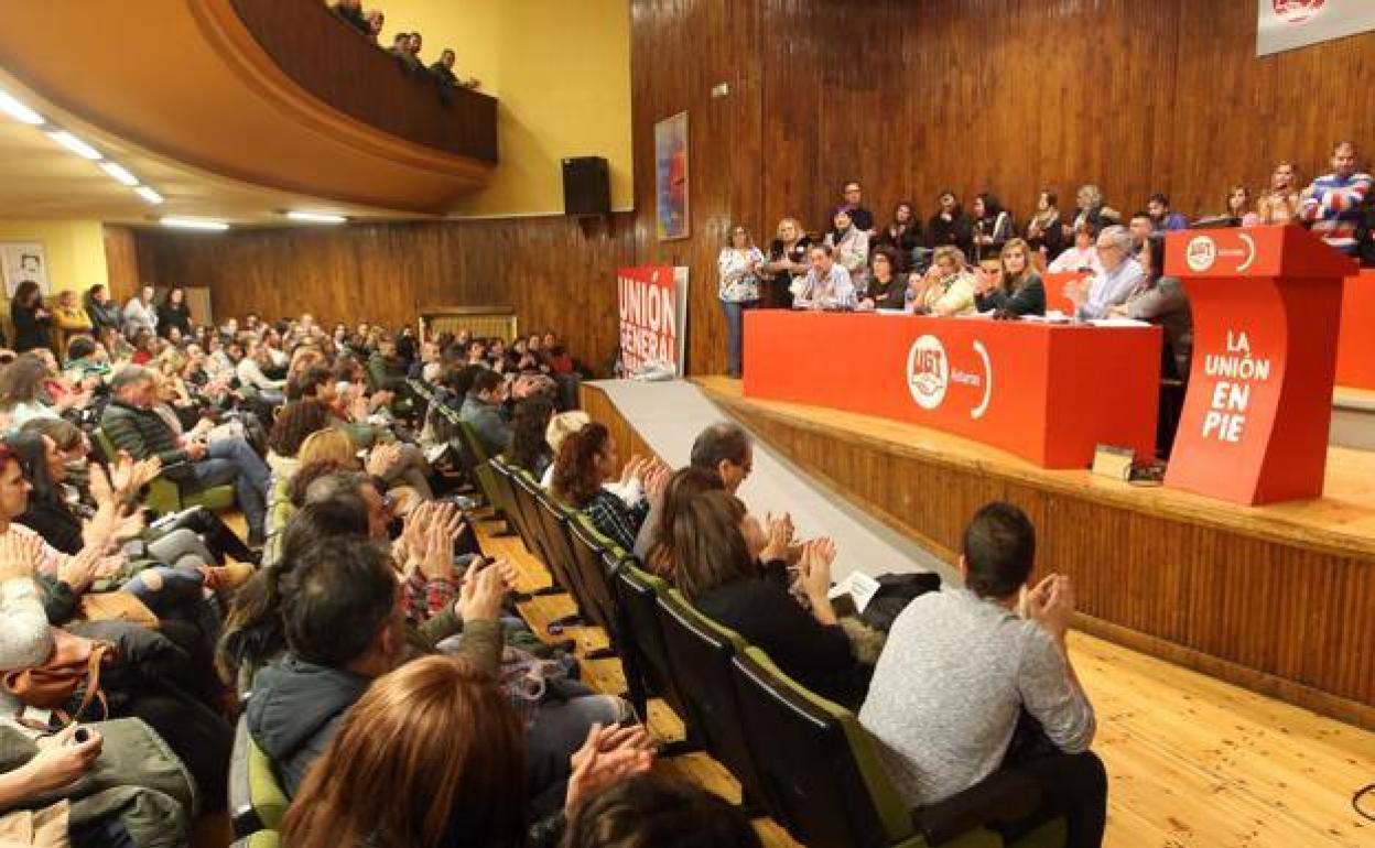 Última asamblea de trabajadores de los supermercados asturianos, el domingo, donde se ratificó la convocatoria de huelga