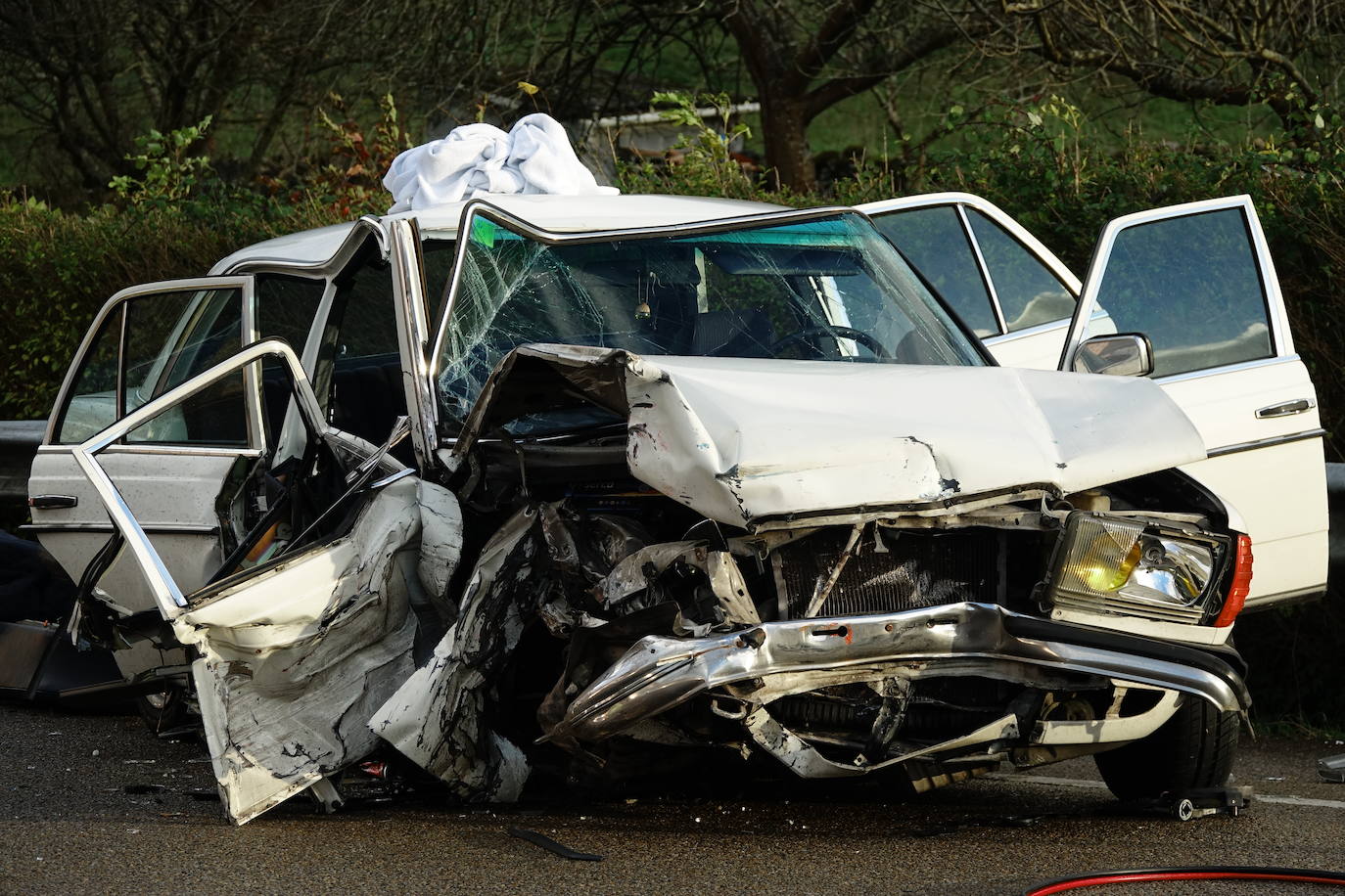 El suceso tuvo lugar en torno a las cuatro, cuando un turismo que circulaba en sentido Oviedo invadió el carril contrario, colisionando con una furgoneta que llevaba un remolque ligero. Hay cuatro heridos.