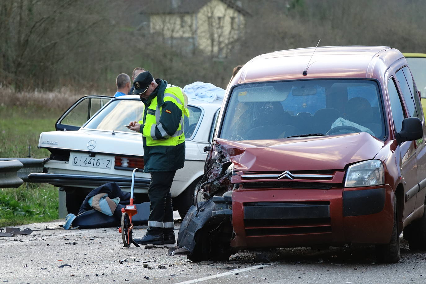 El suceso tuvo lugar en torno a las cuatro, cuando un turismo que circulaba en sentido Oviedo invadió el carril contrario, colisionando con una furgoneta que llevaba un remolque ligero. Hay cuatro heridos.