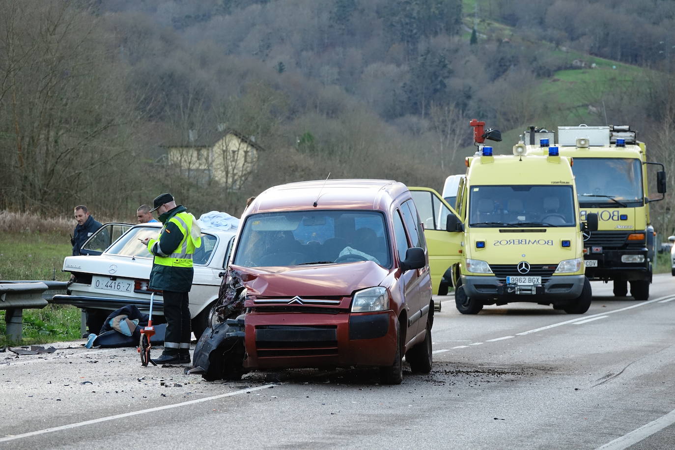 El suceso tuvo lugar en torno a las cuatro, cuando un turismo que circulaba en sentido Oviedo invadió el carril contrario, colisionando con una furgoneta que llevaba un remolque ligero. Hay cuatro heridos.