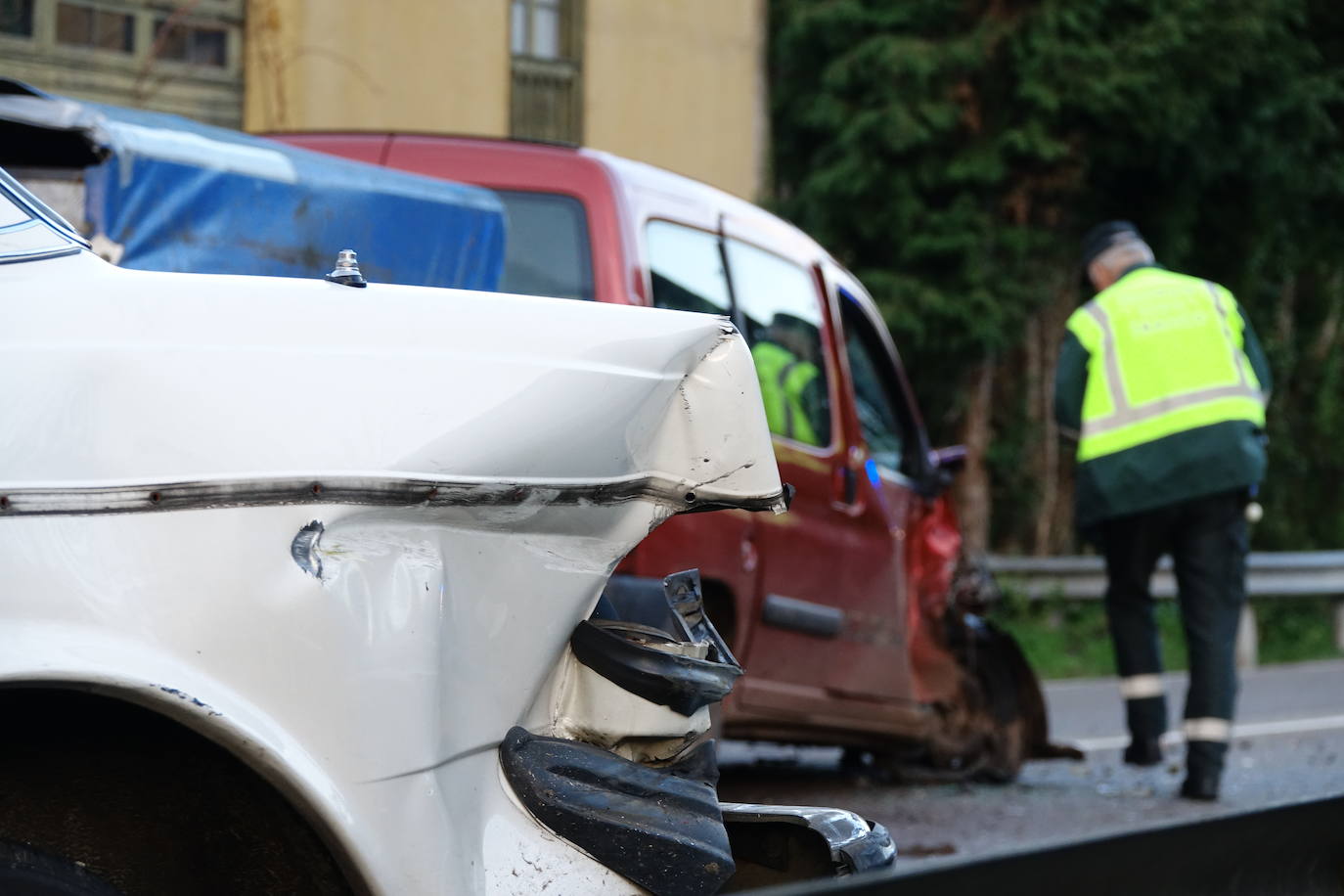 El suceso tuvo lugar en torno a las cuatro, cuando un turismo que circulaba en sentido Oviedo invadió el carril contrario, colisionando con una furgoneta que llevaba un remolque ligero. Hay cuatro heridos.