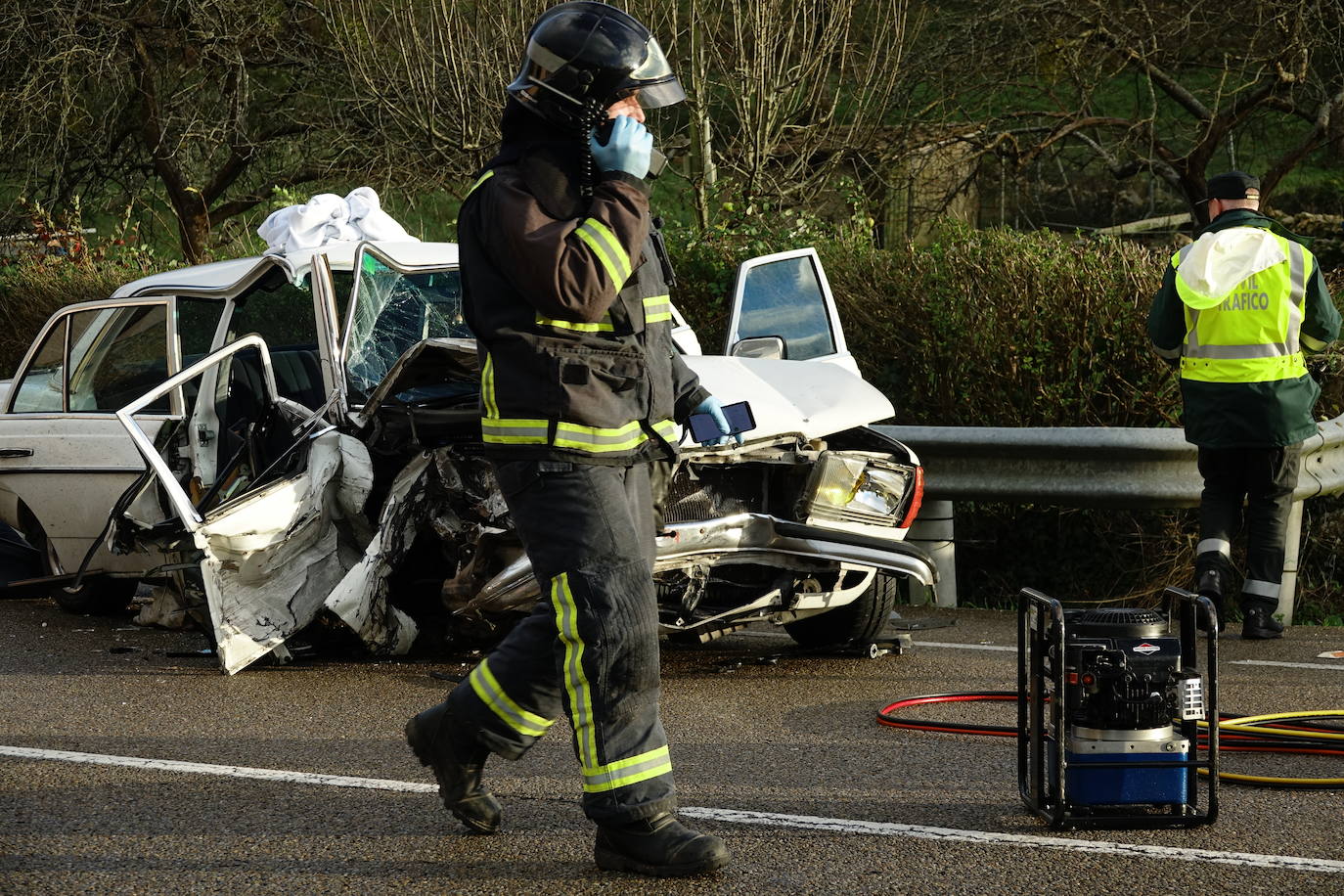 El suceso tuvo lugar en torno a las cuatro, cuando un turismo que circulaba en sentido Oviedo invadió el carril contrario, colisionando con una furgoneta que llevaba un remolque ligero. Hay cuatro heridos.
