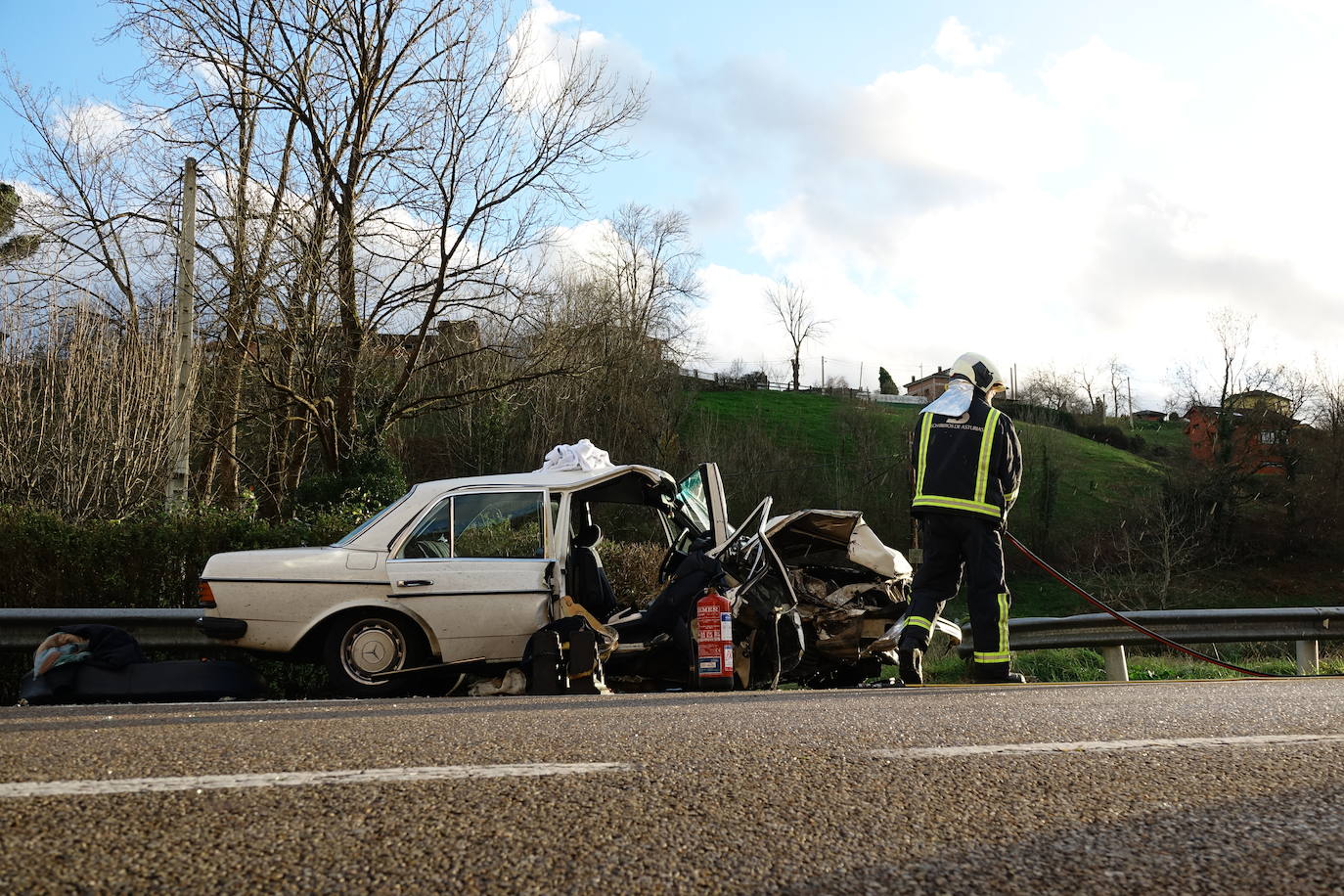 El suceso tuvo lugar en torno a las cuatro, cuando un turismo que circulaba en sentido Oviedo invadió el carril contrario, colisionando con una furgoneta que llevaba un remolque ligero. Hay cuatro heridos.