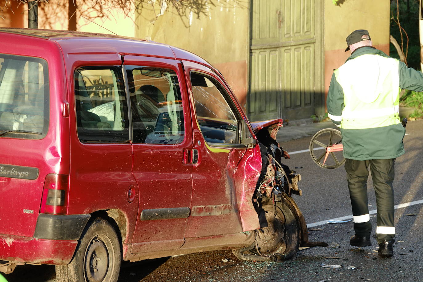 El suceso tuvo lugar en torno a las cuatro, cuando un turismo que circulaba en sentido Oviedo invadió el carril contrario, colisionando con una furgoneta que llevaba un remolque ligero. Hay cuatro heridos.