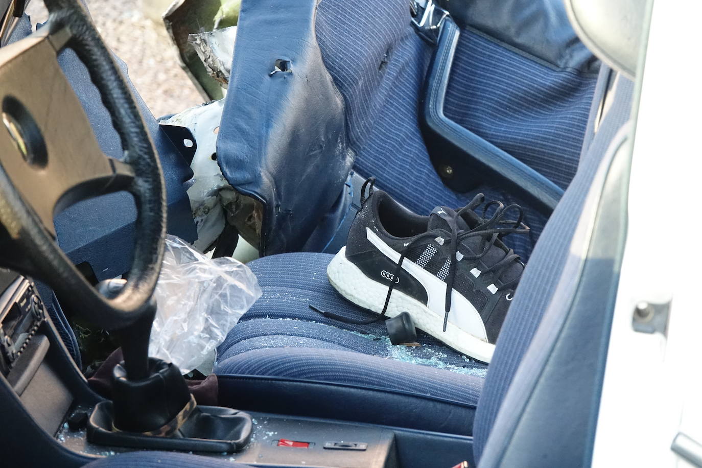 El suceso tuvo lugar en torno a las cuatro, cuando un turismo que circulaba en sentido Oviedo invadió el carril contrario, colisionando con una furgoneta que llevaba un remolque ligero. Hay cuatro heridos.