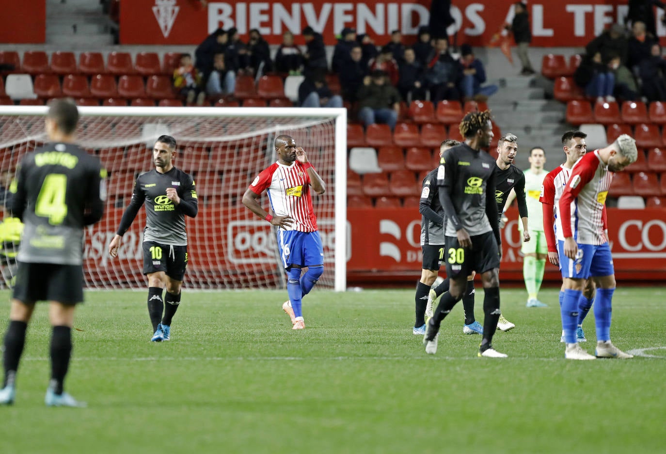 La derrota (0-1) enfureció a la afición local y aceleró la destitución de José Alberto como técnico rojiblanco. 