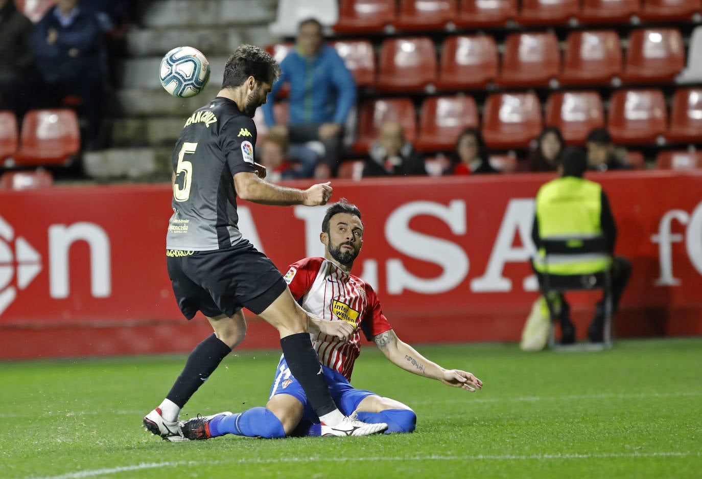 La derrota (0-1) enfureció a la afición local y aceleró la destitución de José Alberto como técnico rojiblanco. 